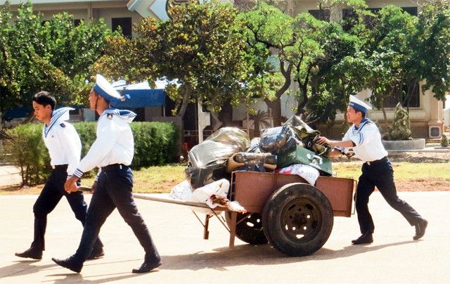 Chiến sĩ trẻ chuyển đồ từ tàu lên đảo Trường Sa Lớn.