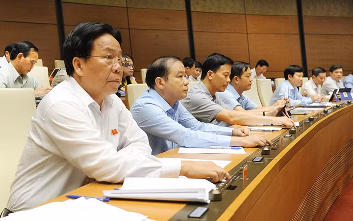 Đại biểu Quốc hội biểu quyết thông qua Nghị quyết phê chuẩn quyết toán ngân sách nhà nước năm 2017. Ảnh: TRẦN HẢI