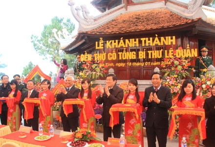 Chủ tịch nước Trương Tấn Sang cắt băng khánh thành Ðền thờ Cố Tổng Bí thư Lê Duẩn. 