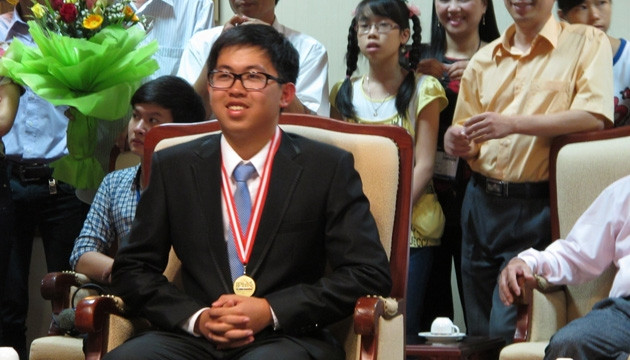 Ngô Phi Long với tấm huy chương vàng Olympic vật lý quốc tế thứ hai vào năm 2013. Ảnh: Lê Hà