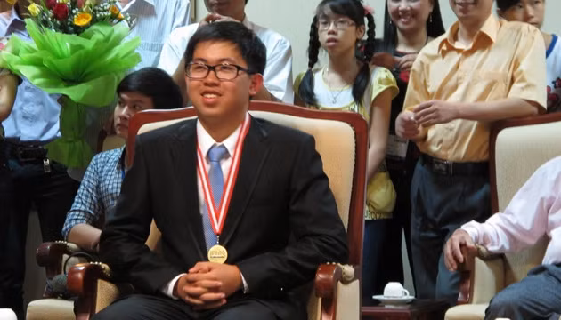 Ngô Phi Long với tấm huy chương vàng Olympic vật lý quốc tế thứ hai vào năm 2013. Ảnh: Lê Hà