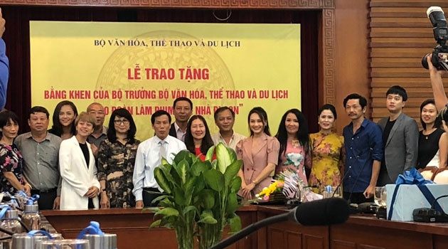 Bộ Văn hóa, Thể thao và Du lịch trao bằng khen cho đoàn làm phim “Về nhà đi con”