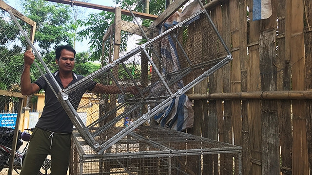 Anh Hồ Văn Xoay dọn dẹp chuồng sau khi mô hình nuôi thỏ thất bại.