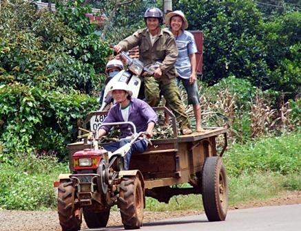 Xe công nông chở hàng hóa, nông sản qúa khổ, qúa tải chạy bon bon trên các tuyến tỉnh lộ đang là nỗi bức xúc của người d