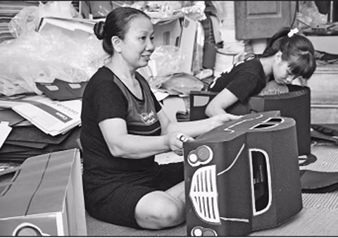 Người dân làm hàng mã tại làng Đông Hồ (Bắc Ninh).