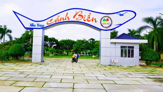 Biển hiệu Công viên Lạc Hồng đã thành Nhà hàng Cảnh Biển.