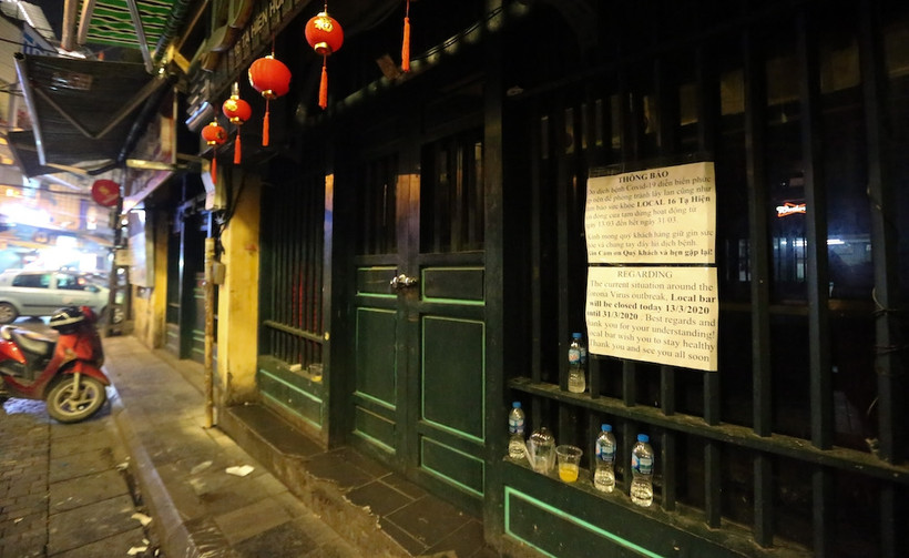 Ghi nhận của PV tối 13-3, tại phố Tạ Hiện, con phố nổi tiếng đông đúc du khách trong và ngoài nước, khá nhiều hàng quán đã tiến hành tạm đóng cửa và treo biển thông báo bằng hai thứ tiếng Việt và Anh 