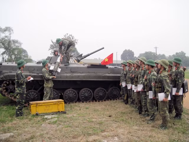Học viên Ðại đội 7, Tiểu đoàn 3 (Trường đại học Trần Quốc Tuấn) huấn luyện động tác xếp đạn tên lửa B72 vào xe chiến đấu bộ binh BMP1.