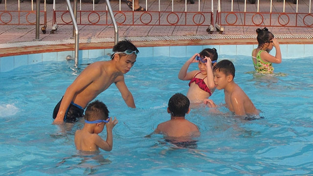 Một lớp dạy bơi cho trẻ em. Ảnh: NGUYỆT ANH