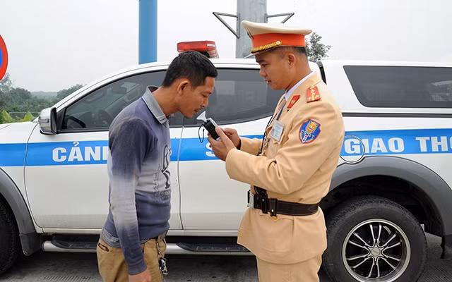 Cán bộ, chiến sĩ Cục Cảnh sát giao thông (Bộ Công an) kiểm tra nồng độ cồn của lái xe trên đường cao tốc Hà Nội - Hải Phòng. Ảnh: Trần Hải