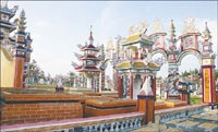 Có rất nhiều những “lăng tẩm”
kiểu như thế này ở các nghĩa
trang nhân dân.