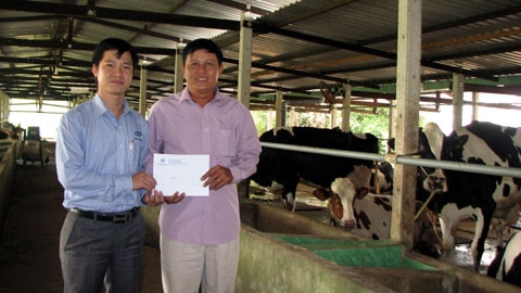 Đại diện Vinamilk trao quà Tết cho ông Phan Văn Phú (ấp Giồng Sao, xã Tân Phú Trung, huyện Củ Chi, TP Hồ Chí Minh).