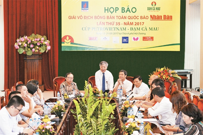 Đồng chí Phan Huy Hiền, Phó Tổng Biên tập Báo Nhân Dân, Trưởng Ban Chỉ đạo giải phát biểu kết luận cuộc họp. Ảnh: THỦY NGUYÊN