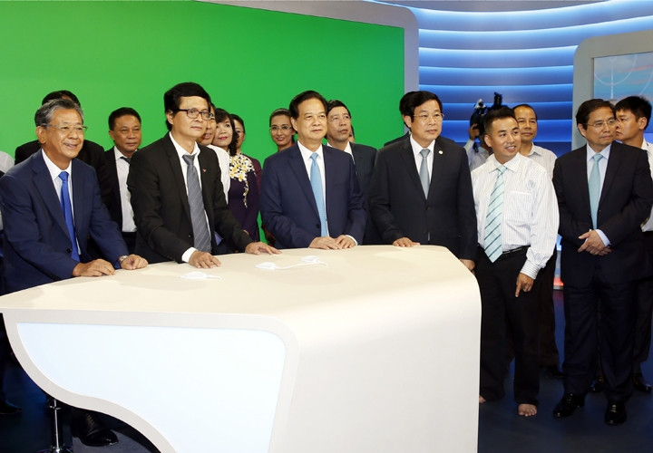 Thủ tướng Nguyễn Tấn Dũng thăm trường quay S3 mới của Đài Truyền hình Việt Nam. 