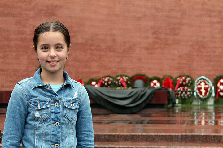 Bé Lena đến viếng Tượng đài Liệt sĩ Vô danh cùng cụ nội của cháu.