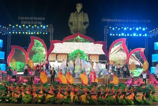 Các nghệ sĩ biểu diễn trong chương trình nghệ thuật kỷ niệm 60 năm Ngày Bác Hồ về thăm quê lần thứ nhất.