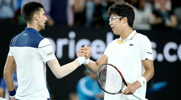 Cặp kính trắng ở nơi toàn mầu xanh