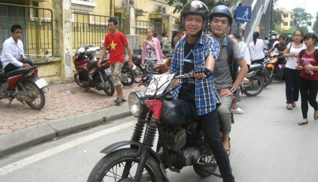 Xe Minsk hầm hố chở thí sinh.