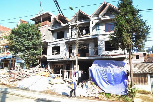 Tốc độ xây dựng ở Sa Pa đang rất nhanh, nhằm đón thời cơ vàng kinh doanh du lịch tại đây, khi có đường cao tốc và cáp treo lên đỉnh Phan Xi Păng.