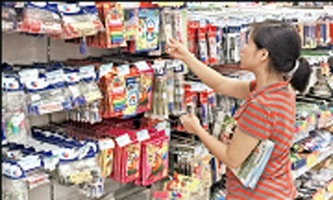 Phụ huynh chọn mua đồ dùng học tập cho con trước năm học mới.