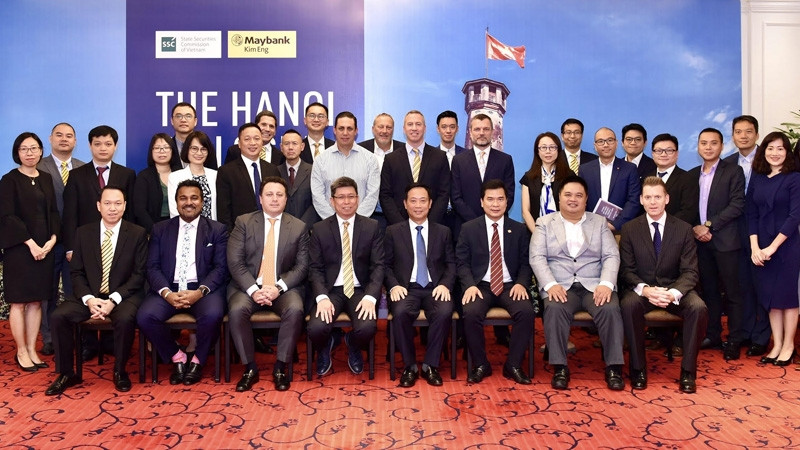 Các thành viên tham dự chương trình.