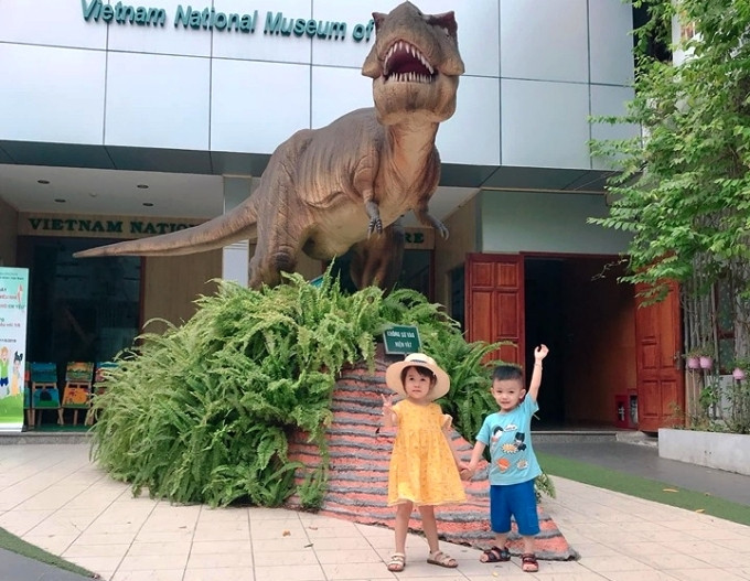 Thay vì chen chân tại những địa điểm du lịch ở những nơi xa, nhiều gia đình chọn cách vi vu ngay tại nơi mình ở.