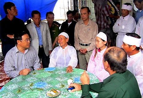 Lãnh đạo UBND tỉnh Thừa Thiên-Huế, đến thăm hỏi, chia buồn với gia đình có người tử vong do bão số 14, tại huyện Phong Điền.