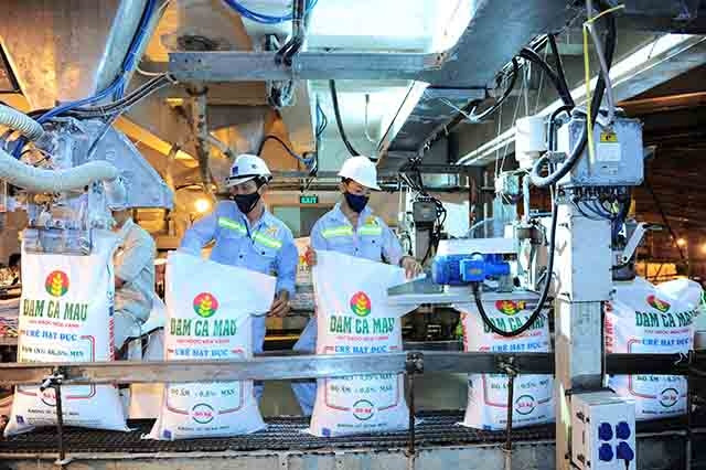 Sản xuất phân đạm trên dây chuyền hiện đại tại Công ty cổ phần Phân bón dầu khí Cà Mau.