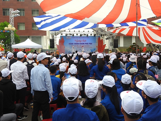 Sinh viên tham gia hoạt động tại ngày hội.