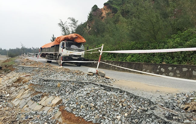 Tuyến đường ĐT 547 bị xuống cấp, chưa được sửa chữa.