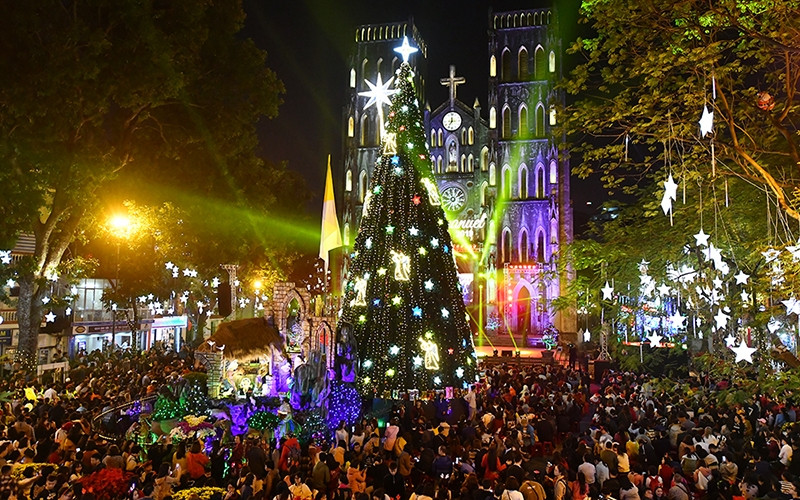 Lung linh không khí Giáng sinh ở Nhà thờ Lớn Hà Nội (quận Hoàn Kiếm) (Ảnh: Đăng Anh - Thủy Nguyên).