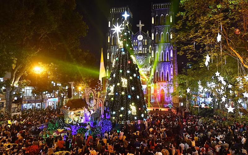 Lung linh không khí Giáng sinh ở Nhà thờ Lớn Hà Nội (quận Hoàn Kiếm) (Ảnh: Đăng Anh - Thủy Nguyên).