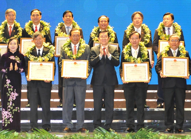 Chủ tịch nước Trương Tấn Sang trao bằng khen tặng các tập thể, cá nhân có nhiều thành tích đóng góp trong ngành y tế. Ảnh: ĐĂNG KHOA