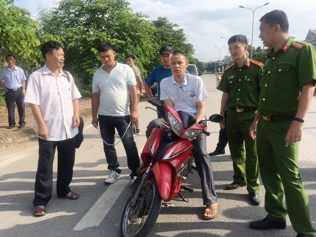 Đối tượng Vì Văn Toán đang diễn lại hành động trong buổi thực nghiệm.