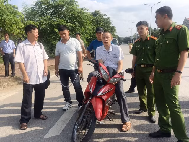 Đối tượng Vì Văn Toán đang diễn lại hành động trong buổi thực nghiệm.