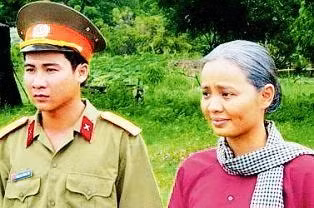 Nghệ sĩ Hoài An (bên phải) trong phim "Hai mảnh đời".