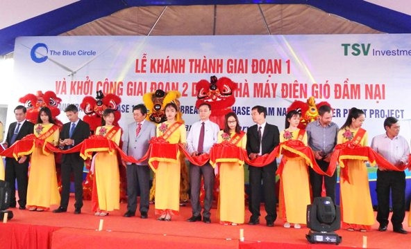 Lãnh đão tỉnh Ninh Thuận và nhà đầu tư cắt băng khánh thành giai đoạn 1 dự án điện gió đầu tiên tại Ninh Thuận.