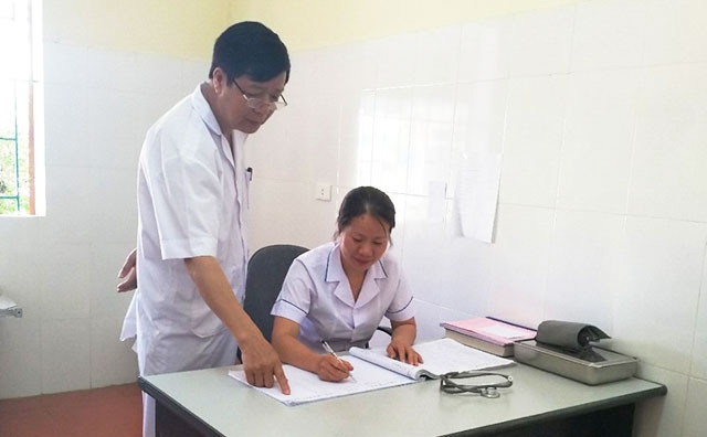 Lãnh đạo Trạm Y tế Hộ Độ (huyện Lộc Hà) hỗ trợ nhân viên y tế học đường tiếp cận công việc mới.