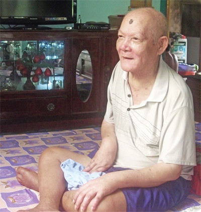 Thầy giáo già, bại liệt, tận tụy dạy trẻ nghèo