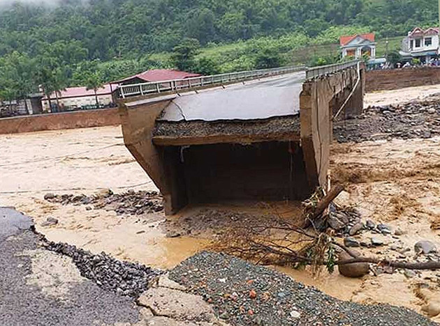 Hai mố cầu bờ phải và bờ trái cầu Nặm Păm bị lũ cuốn trôi.
