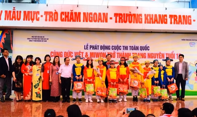 Tổng Giám đốc CTCP Thực phẩm Đức Việt trao giải cho các em học sinh.