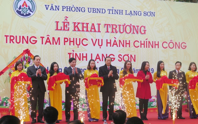 Lễ cắt băng khai trương Trung tâm dịch vụ hành chính công của tỉnh.