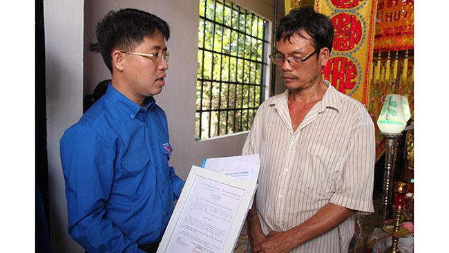 Đại diện T.Ư Đoàn trao truy tặng huy hiệu Tuổi trẻ dũng cảm cho “hiệp sĩ” Nguyễn Hoàng Nam cho đại diện gia đình.