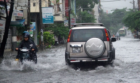Nhiều nơi trong thành phố Tuy Hòa ngập sâu, ảnh hưởng tới việc đi lại của người dân.