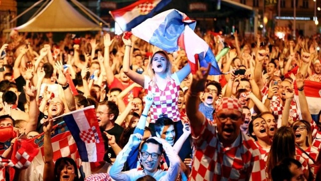 Người hâm mộ Croatia ăn mừng trên đường phố Thủ đô Zagreb sau chiến thắng tưng bừng 3-0 của đội nhà trước đương kim á quân World Cup Argentina.