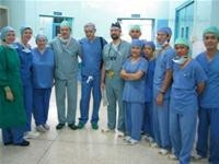 Ekip phẫu thuật của các
bác sĩ Ireland và Việt Nam.