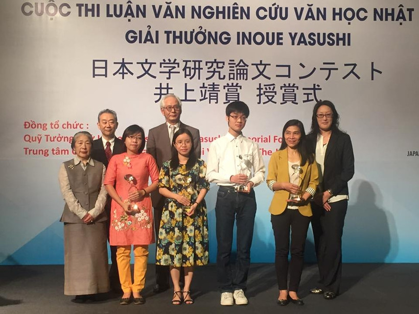 Các tác giả giành giải thưởng. Ảnh: NTM