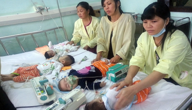 Bốn bệnh nhi chia nhau một giường bệnh. 