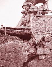 Lỗ hổng do lún sụt dưới chân<br>Tượng đài Chiến thắng Điện Biên Phủ.