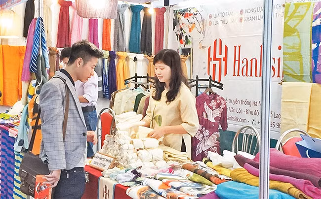 Khách hàng tham quan, tìm hiểu sản phẩm thủ công mỹ nghệ tại Hội chợ Hà Nội Giftshow.